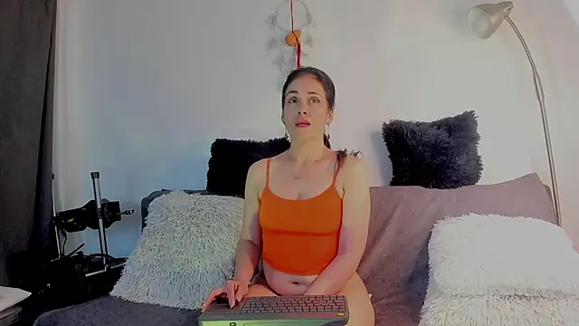 Snapshot of girasol_walton chatting on March 13, 11:19 am girasol walton online show from March 13, 11:19 am