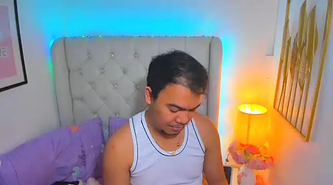 Snapshot of AsianZero chatting on February 25, 8:19 pm AsianZero online show from February 25, 8:19 pm