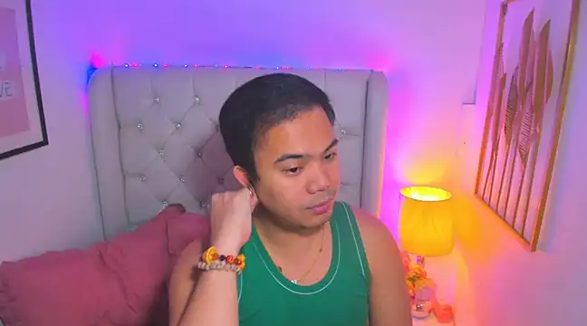 Snapshot of AsianZero chatting on March 13, 5:28 pm AsianZero online show from March 13, 5:28 pm