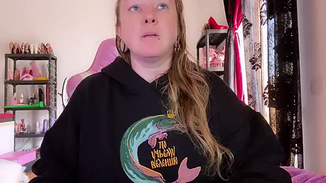 kisicaxx online show from December 2, 11:15 am