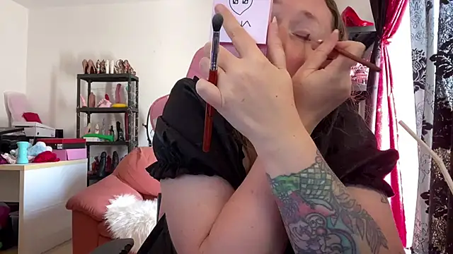 kisicaxx online show from April 24, 9:45 am