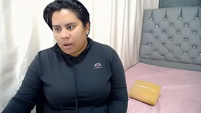 hotlesby4uxxx online show from December 3, 7:44 pm