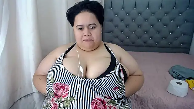 hotlesby4uxxx online show from December 11, 11:00 pm