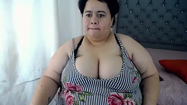 hotlesby4uxxx online show from December 13, 7:53 pm