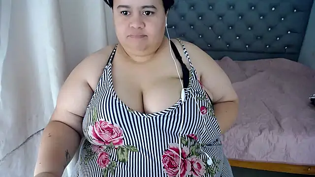 hotlesby4uxxx online show from December 18, 3:55 pm