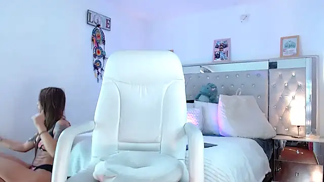 Snapshot of hollythomson chatting on December 3, 7:44 pm hollythomson online show from December 3, 7:44 pm