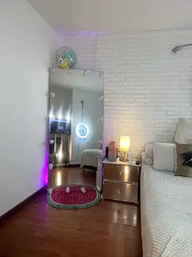 hollythomson online show from February 11, 6:13 pm