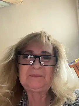 Snapshot of Irina2909@xh chatting on March 15, 10:10 am Irina2909xh online show from March 15, 10:10 am