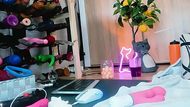 Anal Queen Mona online show from December 12, 9:04 pm