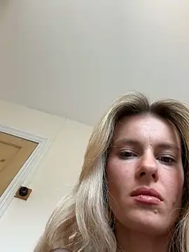 Snapshot of DollyDripp chatting on May 8, 10:09 am DollyDripp online show from May 8, 10:09 am