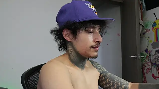 trieone online show from April 3, 11:58 pm