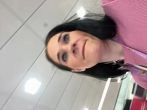 Snapshot of lolabunny9 chatting on February 5, 6:37 pm lolabunny9 online show from February 5, 6:37 pm
