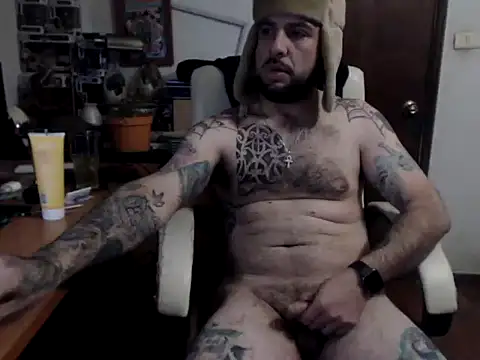 Snapshot of pose14 chatting on July 7, 6:47 am pose14 online show from July 7, 6:47 am