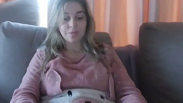 Snapshot of Aliss_Hottie chatting on January 5, 12:21 pm Aliss Hottie online show from January 5, 12:21 pm