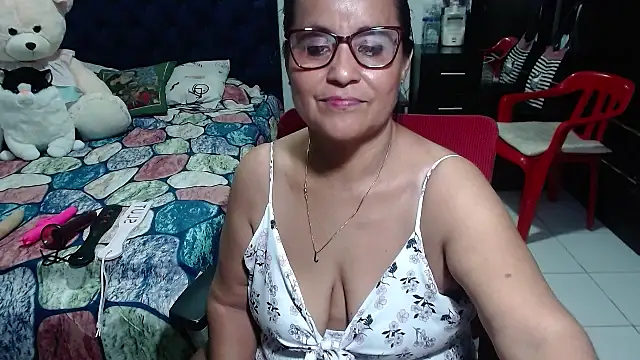 Snapshot of pervert_mommy_ chatting on March 18, 12:47 pm pervert mommy  online show from March 18, 12:47 pm
