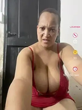 Snapshot of XHotJuicyBootyXX chatting on May 7, 9:25 am XHotJuicyBootyXX online show from May 7, 9:25 am