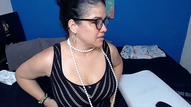Snapshot of GlendaStarx chatting on April 19, 9:39 pm GlendaStarx online show from April 19, 9:39 pm