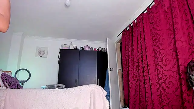 Snapshot of AlondraDiossa03 chatting on December 17, 10:43 pm AlondraDiossa03 online show from December 17, 10:43 pm
