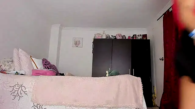 Snapshot of AlondraDiossa03 chatting on December 23, 8:57 pm AlondraDiossa03 online show from December 23, 8:57 pm