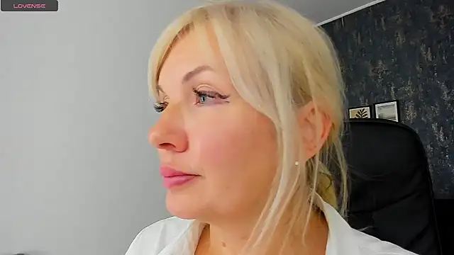 Abby Moore  online show from December 5, 9:39 am