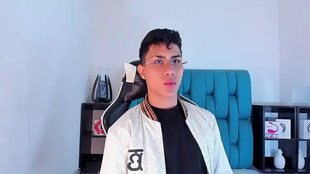 Snapshot of AlanNaughty chatting on February 17, 8:26 pm AlanNaughty online show from February 17, 8:26 pm