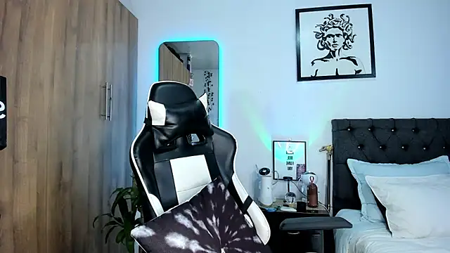 AlanNaughty online show from April 11, 9:30 pm