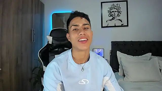 Snapshot of AlanNaughty chatting on May 11, 10:18 pm AlanNaughty online show from May 11, 10:18 pm