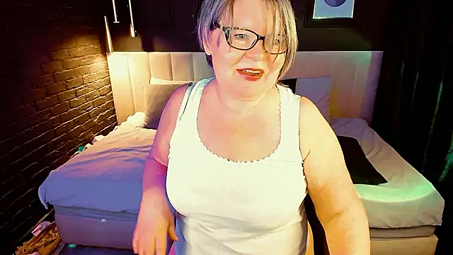 Snapshot of Shannonshine chatting on February 4, 2:12 pm Shannonshine online show from February 4, 2:12 pm