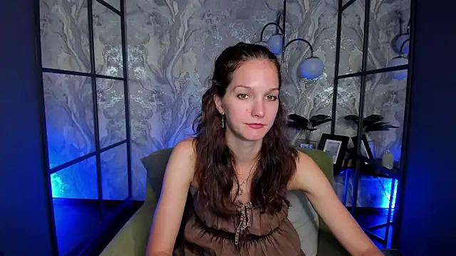 Snapshot of MirandaGlow chatting on August 2, 5:39 am MirandaGlow online show from August 2, 5:39 am