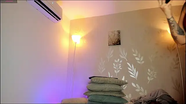 alejandrarosse   online show from March 13, 9:21 pm