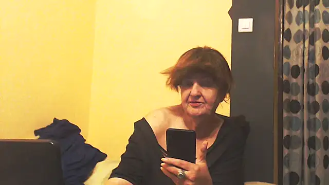 Snapshot of MioritaHard chatting on April 28, 10:37 pm MioritaHard online show from April 28, 10:37 pm