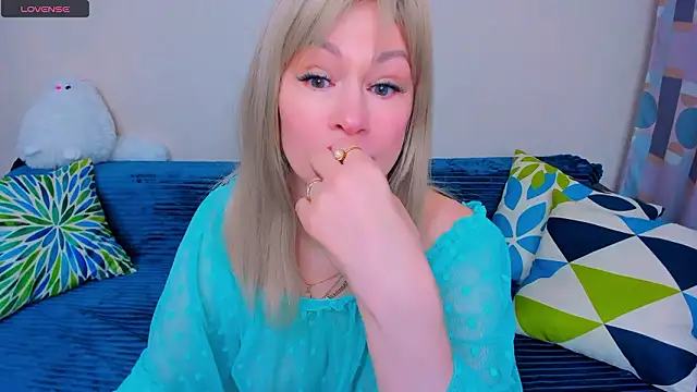 EllenMoore online show from March 25, 3:12 am