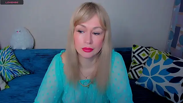 Snapshot of EllenMoore chatting on April 22, 3:09 am EllenMoore online show from April 22, 3:09 am