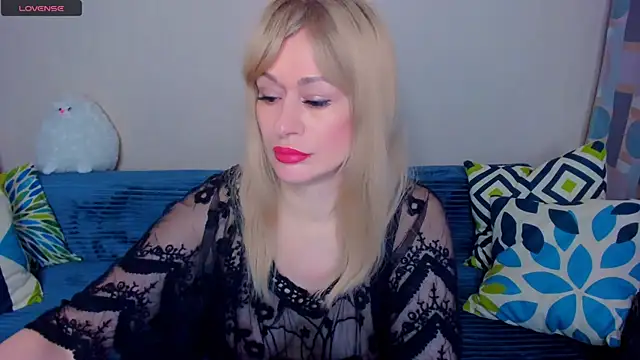 Snapshot of EllenMoore chatting on April 24, 3:09 am EllenMoore online show from April 24, 3:09 am