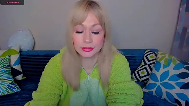 Snapshot of EllenMoore chatting on April 28, 3:11 am EllenMoore online show from April 28, 3:11 am