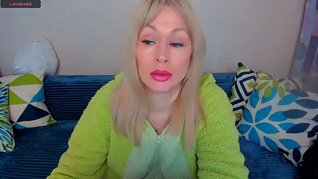 Snapshot of EllenMoore chatting on April 29, 3:10 am EllenMoore online show from April 29, 3:10 am