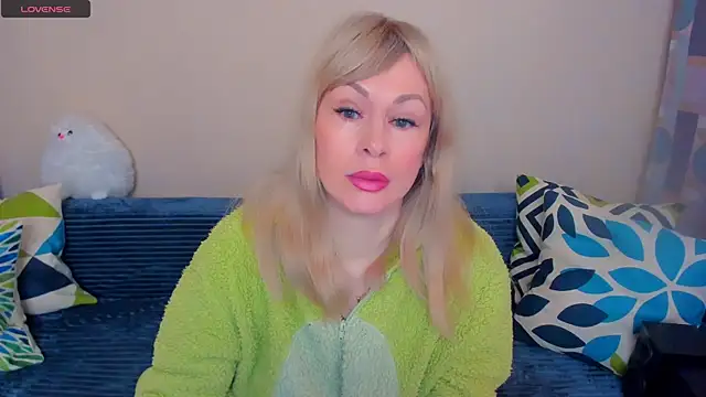 Snapshot of EllenMoore chatting on May 1, 3:11 am EllenMoore online show from May 1, 3:11 am
