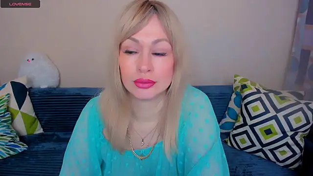 Snapshot of EllenMoore chatting on May 2, 3:11 am EllenMoore online show from May 2, 3:11 am