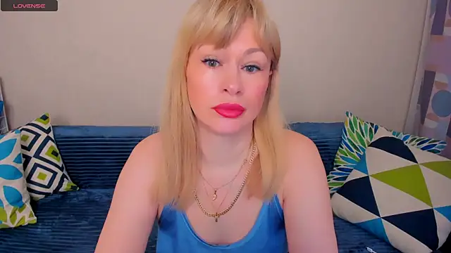 Snapshot of EllenMoore chatting on May 8, 3:12 am EllenMoore online show from May 8, 3:12 am
