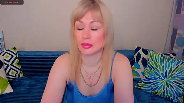 Snapshot of EllenMoore chatting on May 9, 3:12 am EllenMoore online show from May 9, 3:12 am