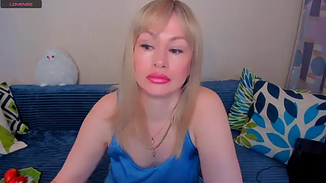 Snapshot of EllenMoore chatting on May 20, 3:13 am EllenMoore online show from May 20, 3:13 am