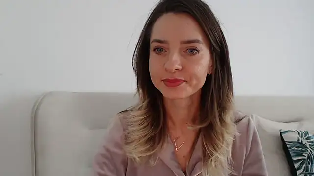 Snapshot of StyleSerene chatting on November 18, 9:47 am StyleSerene online show from November 18, 9:47 am