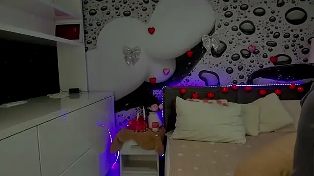 Snapshot of AlmaFancy chatting on February 2, 7:29 am AlmaFancy online show from February 2, 7:29 am