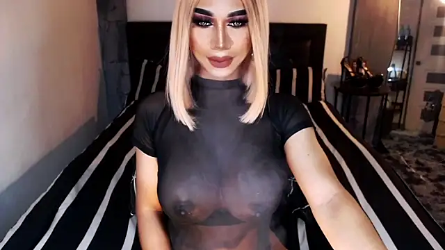 Snapshot of MassiveCockxMistress chatting on November 12, 12:33 am MassiveCockxMistress online show from November 12, 12:33 am