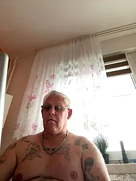 Snapshot of smaili1513 chatting on September 17, 12:18 pm smaili1513 online show from September 17, 12:18 pm