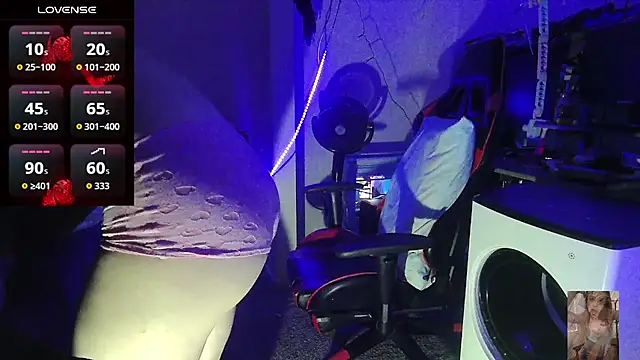 Snapshot of Blondiewithanass chatting on March 5, 4:03 pm Blondiewithanass online show from March 5, 4:03 pm