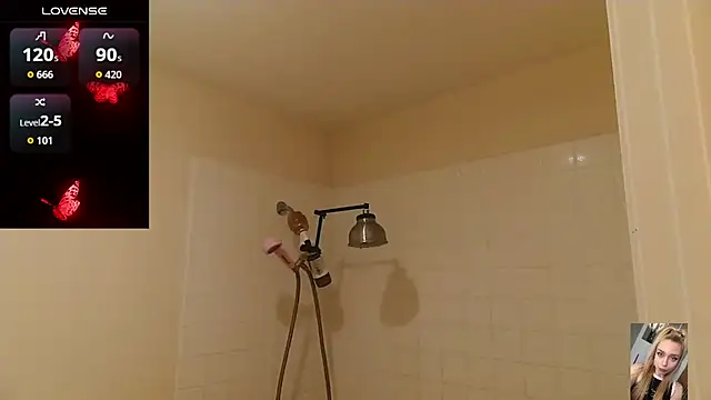 Snapshot of Blondiewithanass chatting on April 1, 6:14 am Blondiewithanass online show from April 1, 6:14 am