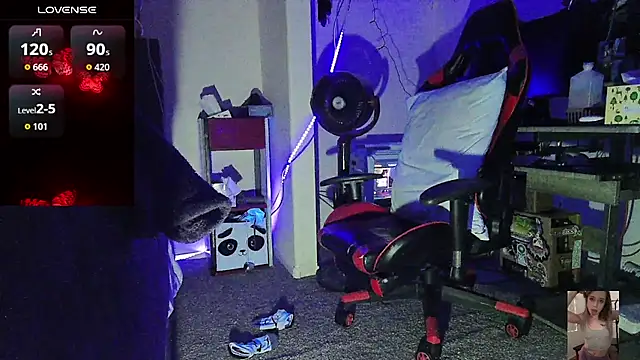 Snapshot of Blondiewithanass chatting on April 5, 5:54 pm Blondiewithanass online show from April 5, 5:54 pm