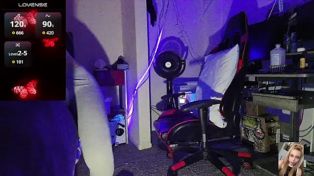 Snapshot of Blondiewithanass chatting on April 7, 6:19 pm Blondiewithanass online show from April 7, 6:19 pm