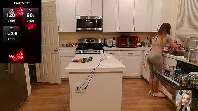 Snapshot of Blondiewithanass chatting on April 8, 6:24 am Blondiewithanass online show from April 8, 6:24 am